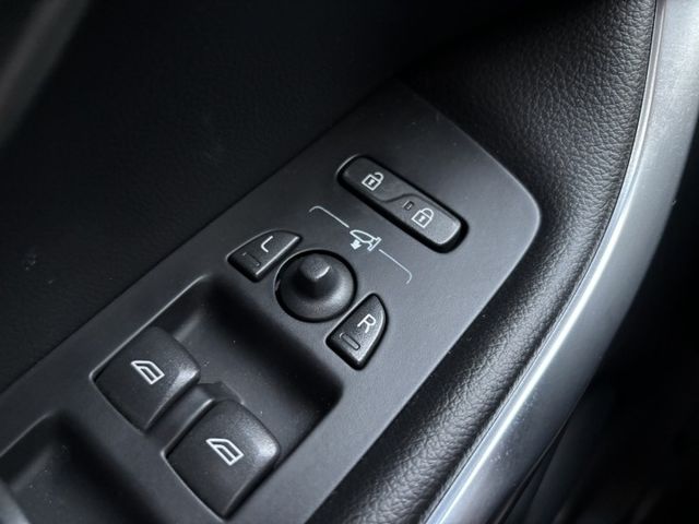 瑞典小坦克 只要17.8萬守護你的安全  2013 VOLVO V40 T4 旗艦版 里程15.4萬公里 原鈑件 可認證  第20張相片