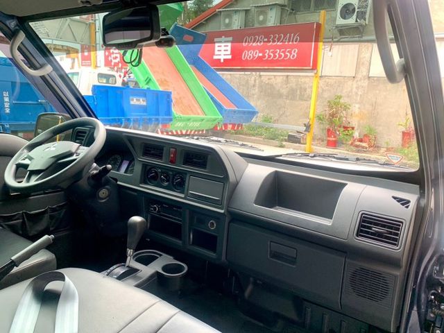 自排. 定速. 蓬式車斗. 循跡防滑. 方向盤音響控制. 行車紀錄器. 僅跑3.4萬公里. 可貸款  第9張相片