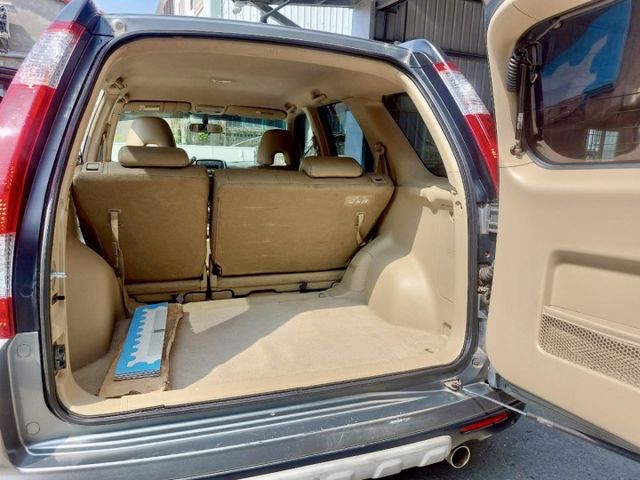 里程少 僅6.8萬公里. 倒車雷達. 安全氣囊. 車廂寬敞舒適 . 座椅可分離傾倒 空間加大. 可貸款  第15張相片