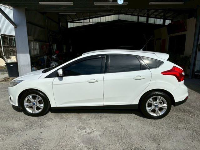 安全氣囊. 雙區空調. 娛樂系統液晶螢幕. 倒車顯影. 方向盤快控. 行車紀錄器. 手自排  第3張相片