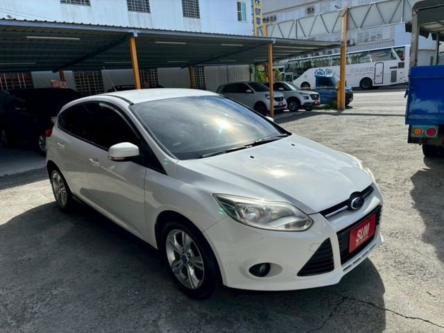 安全氣囊. 雙區空調. 娛樂系統液晶螢幕. 倒車顯影. 方向盤快控. 行車紀錄器. 手自排  第5張相片