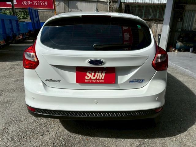 安全氣囊. 雙區空調. 娛樂系統液晶螢幕. 倒車顯影. 方向盤快控. 行車紀錄器. 手自排  第6張相片