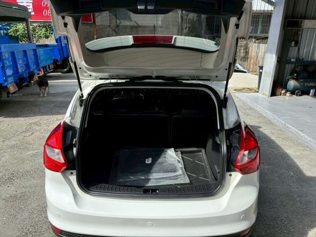 安全氣囊. 雙區空調. 娛樂系統液晶螢幕. 倒車顯影. 方向盤快控. 行車紀錄器. 手自排  第7張相片