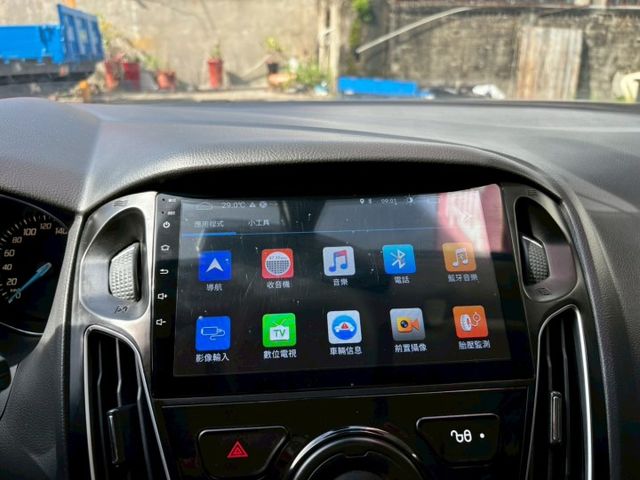 安全氣囊. 雙區空調. 娛樂系統液晶螢幕. 倒車顯影. 方向盤快控. 行車紀錄器. 手自排  第9張相片