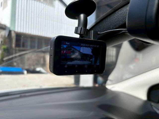 安全氣囊. 雙區空調. 娛樂系統液晶螢幕. 倒車顯影. 方向盤快控. 行車紀錄器. 手自排  第10張相片