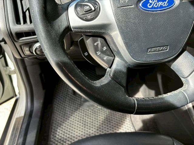 安全氣囊. 雙區空調. 娛樂系統液晶螢幕. 倒車顯影. 方向盤快控. 行車紀錄器. 手自排  第12張相片