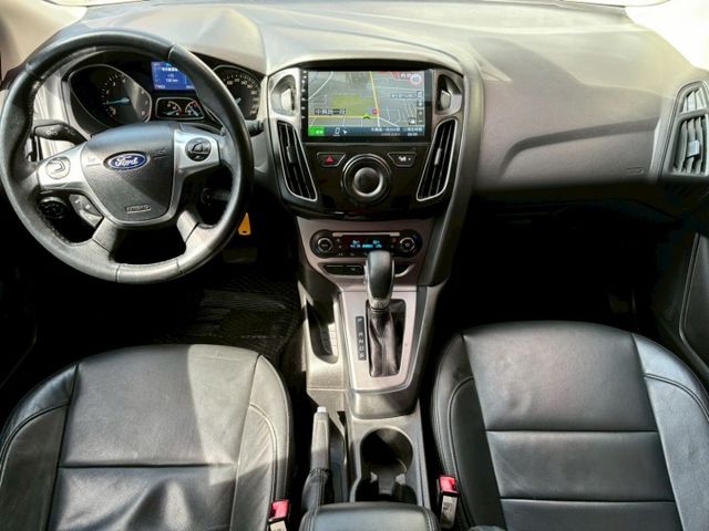 安全氣囊. 雙區空調. 娛樂系統液晶螢幕. 倒車顯影. 方向盤快控. 行車紀錄器. 手自排  第13張相片