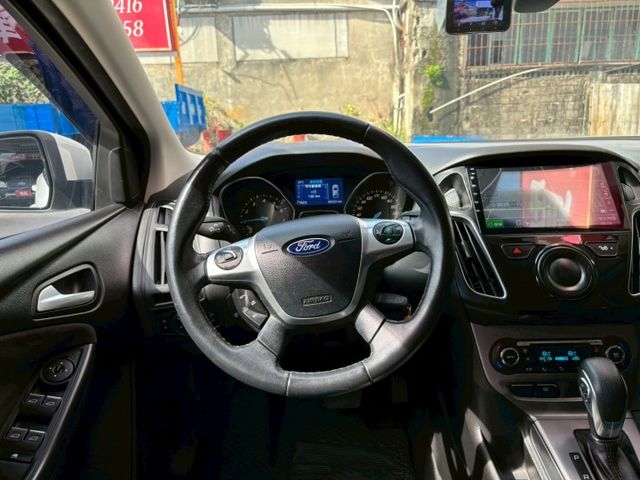 安全氣囊. 雙區空調. 娛樂系統液晶螢幕. 倒車顯影. 方向盤快控. 行車紀錄器. 手自排  第14張相片