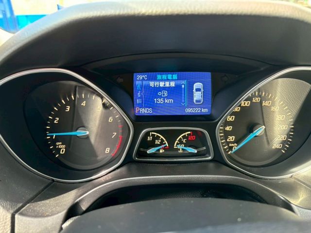 安全氣囊. 雙區空調. 娛樂系統液晶螢幕. 倒車顯影. 方向盤快控. 行車紀錄器. 手自排  第15張相片