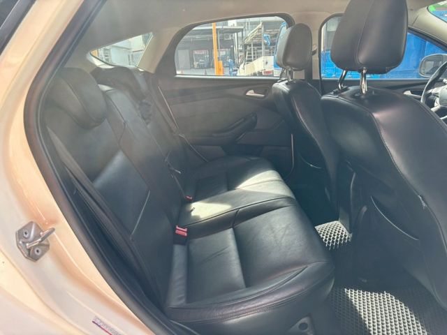 安全氣囊. 雙區空調. 娛樂系統液晶螢幕. 倒車顯影. 方向盤快控. 行車紀錄器. 手自排  第16張相片