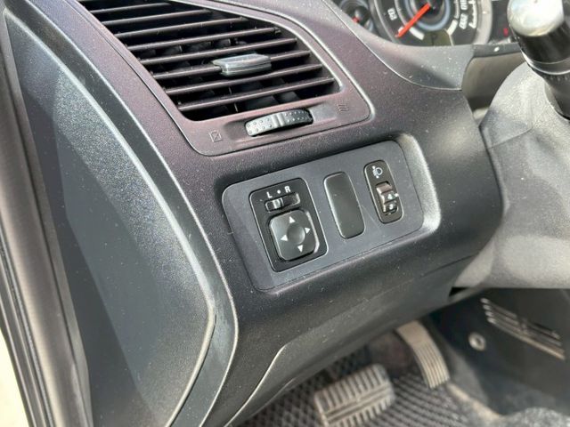 車內空間大. 載人載貨兩相宜.  第14張相片