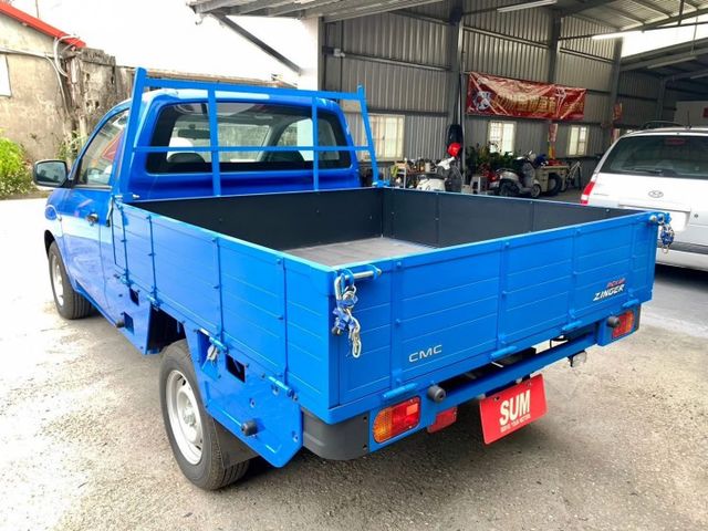 雙安全氣囊. 多功能行車資訊. 冷氣. 轎式座艙. USB插槽.  第3張相片