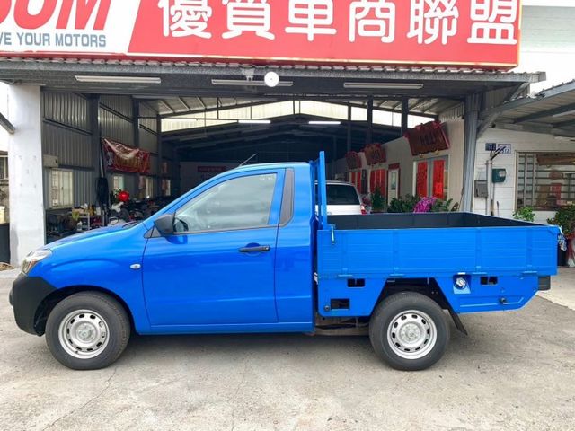 雙安全氣囊. 多功能行車資訊. 冷氣. 轎式座艙. USB插槽.  第4張相片