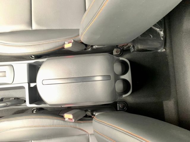 雙安全氣囊. 多功能行車資訊. 冷氣. 轎式座艙. USB插槽.  第9張相片