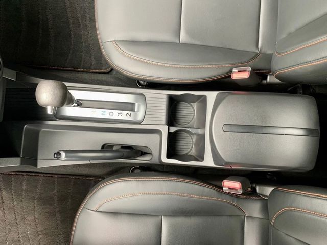 雙安全氣囊. 多功能行車資訊. 冷氣. 轎式座艙. USB插槽.  第11張相片