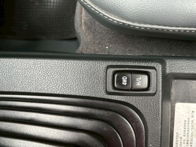 四輪傳動. 低里程. 前後行車紀錄器. 中央後視鏡倒車顯影. 4WD按鈕開關  第14張相片