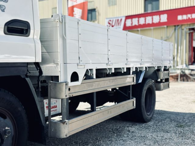 低里程！全新車斗！僅跑11萬！長軸11呎半！原廠防捲入護欄！免尿素！載重五噸！無限速！可全貸！大甲在地深耕30年老店！  第2張相片