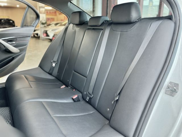 一手車！小改款！B48引擎！耗材已更新！換檔撥片 定速巡航 雙區恆溫 導航 倒車影像！可全貸！台中在地深耕30年老店！  第14張相片