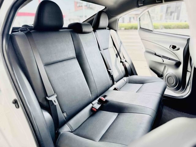 里程僅〖3800〗公里！經典版！CarPlay！電折後視鏡！原廠保固至2028年！倒車顯影！原鈑件！台中在地深耕30年！  第9張相片