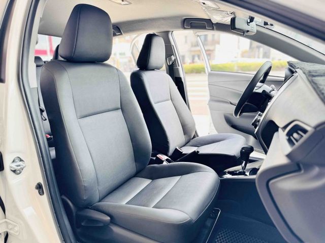 里程僅〖3800〗公里！經典版！CarPlay！電折後視鏡！原廠保固至2028年！倒車顯影！原鈑件！台中在地深耕30年！  第11張相片