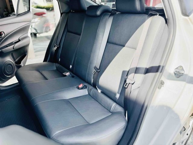 里程僅〖3800〗公里！經典版！CarPlay！電折後視鏡！原廠保固至2028年！倒車顯影！原鈑件！台中在地深耕30年！  第12張相片