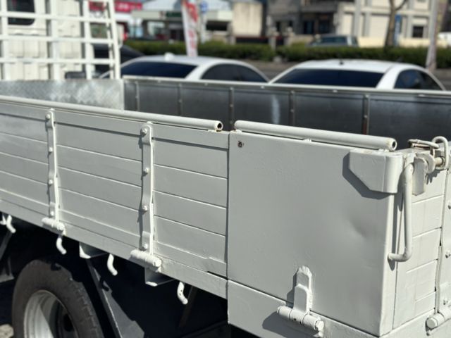 11呎半！原廠保養！訂製伸縮加長斗！可延伸至12呎多！五期！免尿素！載重五噸！花鈑！工具箱！可全貸！台中深耕30年老店！  第11張相片