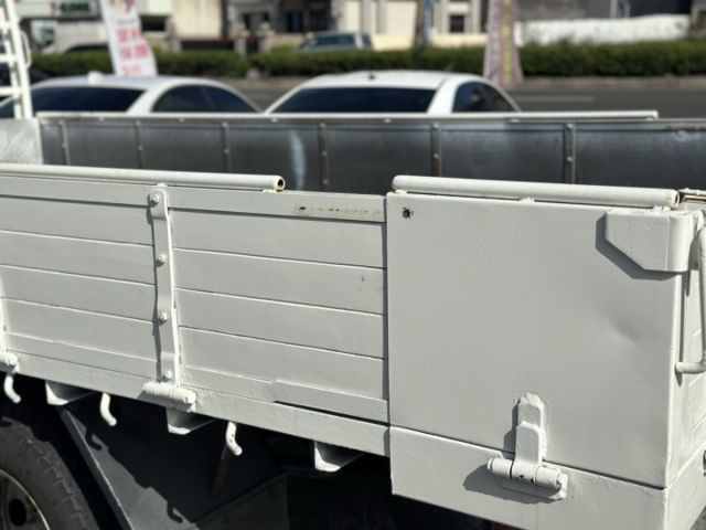 11呎半！原廠保養！訂製伸縮加長斗！可延伸至12呎多！五期！免尿素！載重五噸！花鈑！工具箱！可全貸！台中深耕30年老店！  第12張相片