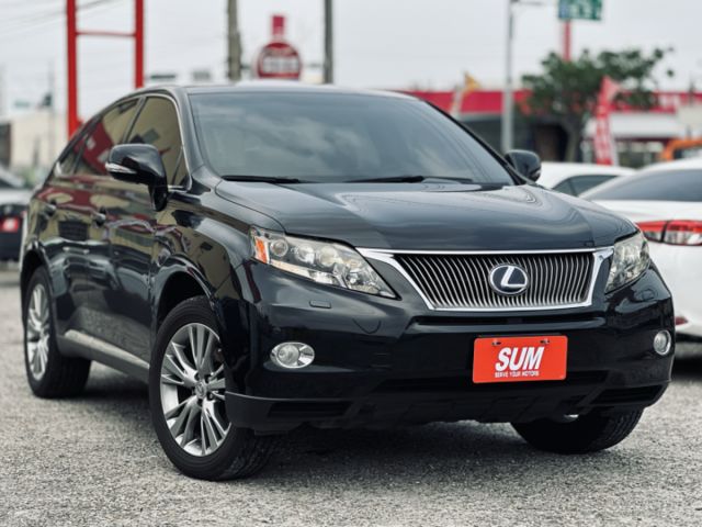 旗艦油電休旅！大電池原廠更新！ML音響！雙前電動記憶+通風椅！全景天窗！10安！電尾門！定速！抬頭顯示！原鈑件！可全貸！  第1張相片