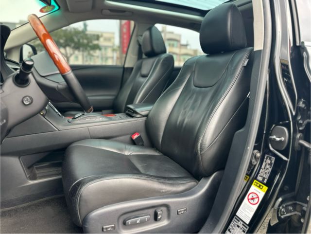 旗艦油電休旅！大電池原廠更新！ML音響！雙前電動記憶+通風椅！全景天窗！10安！電尾門！定速！抬頭顯示！原鈑件！可全貸！  第6張相片