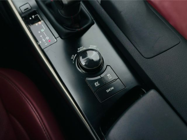 F-Sport Navi版！僅跑9萬！車道偏移！雙前電熱+通風椅！ML音響！藍芽！摸門！可全貸！台中在地深耕30年老店！  第14張相片