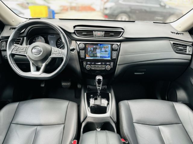 小改款！玩美影音版！原廠保養！360環景！盲點！免鑰匙！定速！導航！數位電視！抬頭顯示！原鈑件！可全貸！台中在地30年！  第6張相片