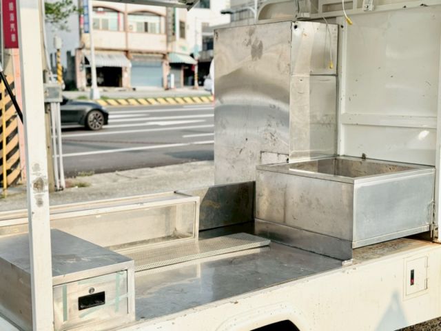 電動升降歐翼！廂內不銹鋼工作櫃！四錄環景行車記錄器！低里程！僅跑9.9萬！輕鬆創業！台中在地深耕30年老店！  第6張相片