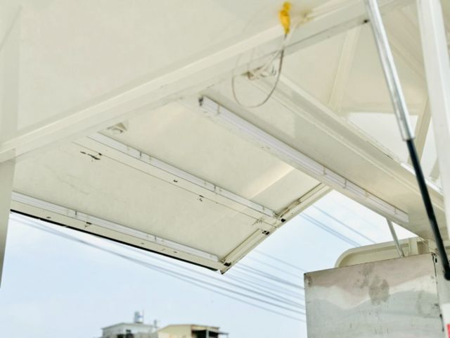 電動升降歐翼！廂內不銹鋼工作櫃！四錄環景行車記錄器！低里程！僅跑9.9萬！輕鬆創業！台中在地深耕30年老店！  第16張相片