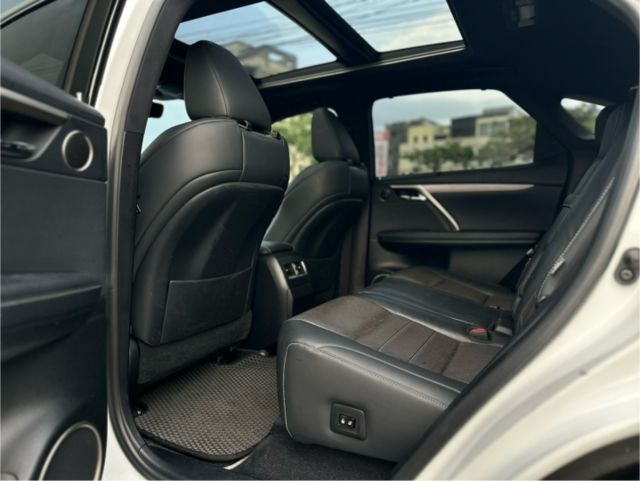 F-Sport！ACC跟車！環景！腳踢尾門！ML音響！CarPlay！通風椅！盲點！抬顯！全景天窗！原鈑件！全省保固！  第14張相片