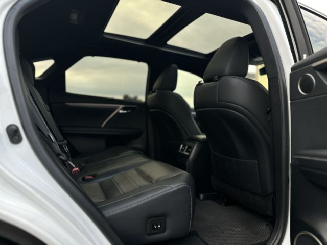 F-Sport！ACC跟車！環景！腳踢尾門！ML音響！CarPlay！通風椅！盲點！抬顯！全景天窗！原鈑件！全省保固！  第7張相片