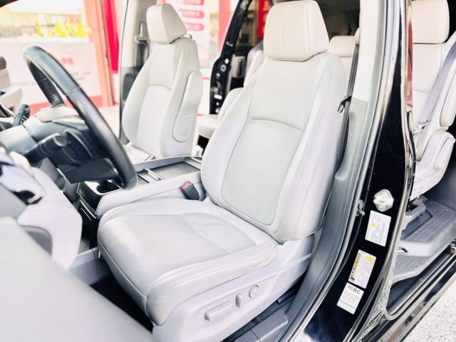 一手車！8人座！僅跑5萬！ACC跟車！後座監視系統！冷熱通風椅！雙電滑門！CarPlay！腳踢尾門！盲點！內建吸塵器！  第4張相片