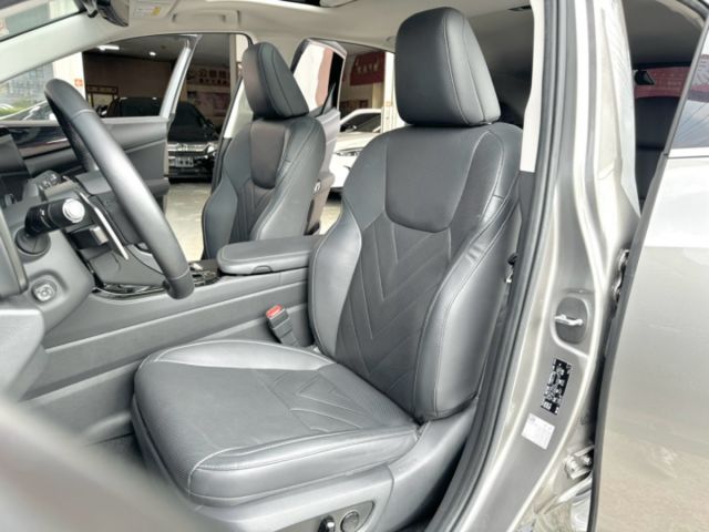 頂級版！僅跑4萬！原廠保養！冷熱通風記憶椅！環景！腳踢尾門！CarPlay！盲點！無線充電！原鈑件！台中在地30年老店！  第4張相片