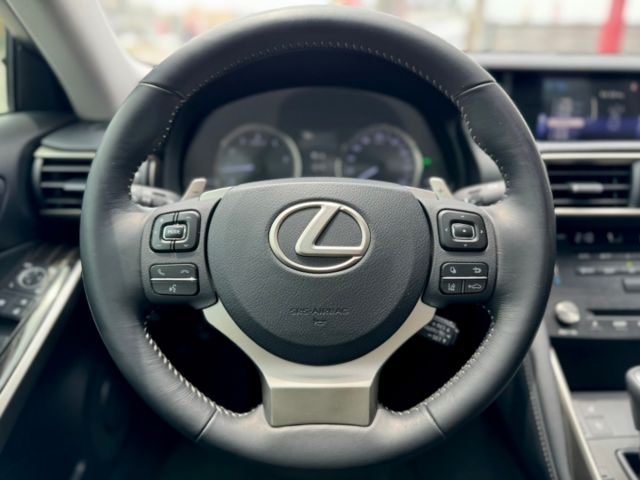 一手車！頂級版！僅跑12萬！冷熱通風椅！ACC跟車！三眼LED智慧頭燈！車道偏移！藍芽！倒車影像！原鈑件！可全貸！  第9張相片