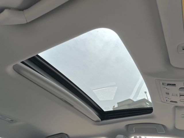 一手車！頂級版！僅跑12萬！冷熱通風椅！ACC跟車！三眼LED智慧頭燈！車道偏移！藍芽！倒車影像！原鈑件！可全貸！  第10張相片