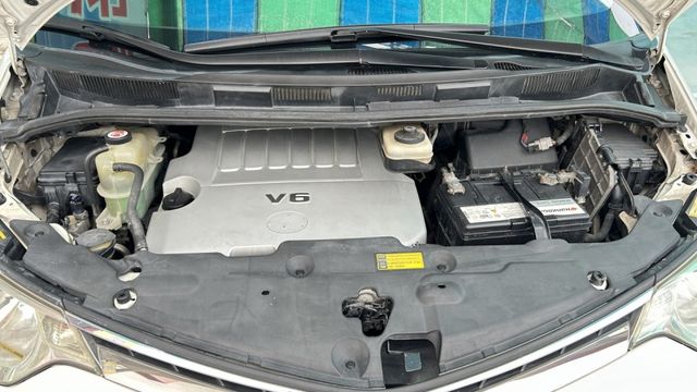 俗俗阿~~七人座/電動尾門/定速/I-KEY/雙天窗/影音/電動椅/舒適大空間  第4張相片