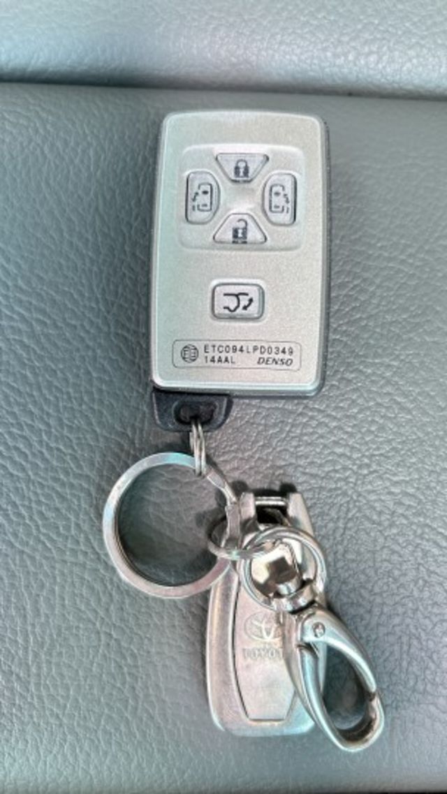 俗俗阿~~七人座/電動尾門/定速/I-KEY/雙天窗/影音/電動椅/舒適大空間  第12張相片