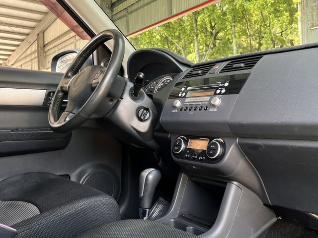頂級版＊自用一手車＊低里程＊ＩＫＥＹ免鑰匙＊電折後視鏡＊恆溫＊電動椅＊多功能方向盤＊可全額貸款＊  第11張相片