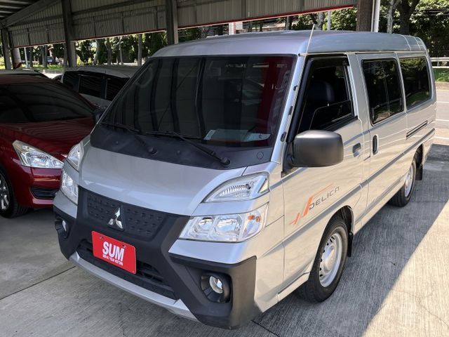 自排豪華型８人座客貨２用＊２ＷＤ＊原廠保養＊原版件＊認證車＊附原廠保固＊可全額貸＊盲點＊循跡＊自動頭燈＊雙安＊  第2張相片