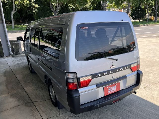 自排豪華型８人座客貨２用＊２ＷＤ＊原廠保養＊原版件＊認證車＊附原廠保固＊可全額貸＊盲點＊循跡＊自動頭燈＊雙安＊  第4張相片