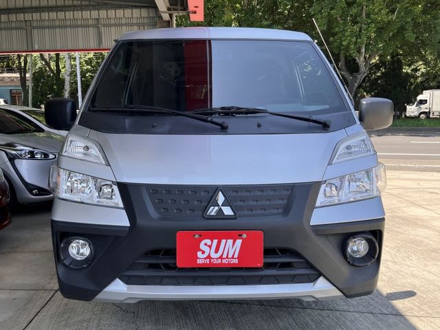 自排豪華型８人座客貨２用＊２ＷＤ＊原廠保養＊原版件＊認證車＊附原廠保固＊可全額貸＊盲點＊循跡＊自動頭燈＊雙安＊  第6張相片