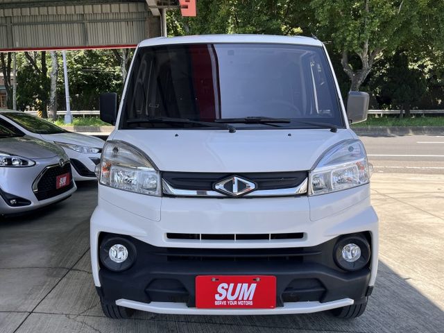自排２ＷＤ＊豪華型８人座＊原版件＊認證車＊原廠保固＊盲點＊定速＊自動頭燈＊循跡＊可全額貸＊車宿露營＊生意好幫手  第7張相片