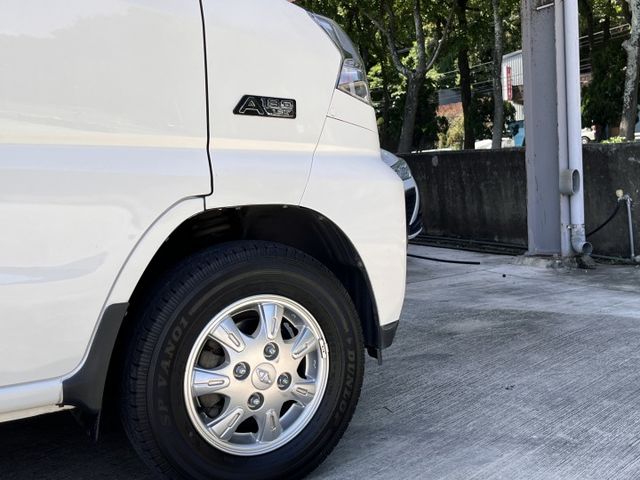 自排２ＷＤ＊豪華型８人座＊原版件＊認證車＊原廠保固＊盲點＊定速＊自動頭燈＊循跡＊可全額貸＊車宿露營＊生意好幫手  第9張相片