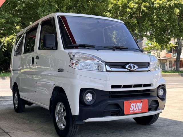 自排２ＷＤ＊豪華型８人座＊原版件＊認證車＊原廠保固＊盲點＊定速＊自動頭燈＊循跡＊可全額貸＊車宿露營＊生意好幫手  第10張相片
