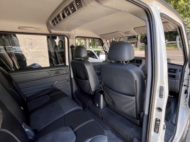 自排２ＷＤ＊豪華型８人座＊原版件＊認證車＊原廠保固＊盲點＊定速＊自動頭燈＊循跡＊可全額貸＊車宿露營＊生意好幫手  第14張相片