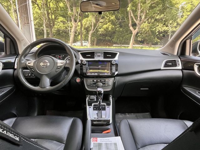 2018年型新款＊頂歸尊爵版＊女用一手車＊原廠保養＊原版件＊室內車＊青金石藍新色＊360環景＊盲點＊天窗＊可全額貸款＊  第8張相片